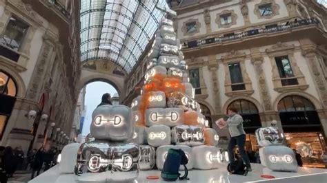 vernice su albero gucci|Gucci e l’albero di Natale imbrattato di arancio: «Non .